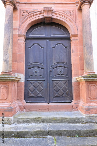 Seitentür an der protestantischen bergkirche in bad bergzabern