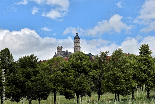 Benediktinerkloster in Neresheim hinter Bäumen
