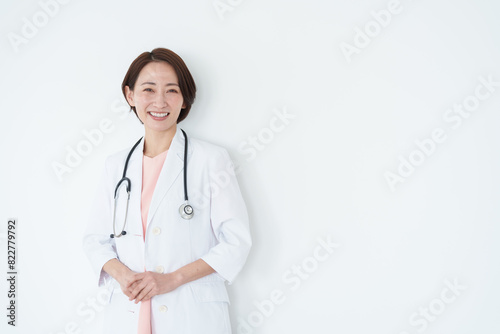 笑顔の白衣の女性医師（白背景・白バック・聴診器）