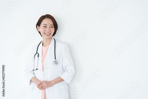 笑顔の白衣の女性医師（白背景・白バック・聴診器）