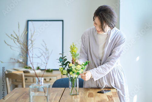 花を飾った花瓶を持つ女性