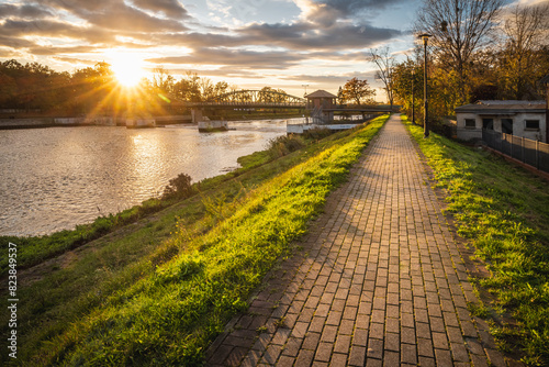 ścieżka na brzegu rzeki w piękny słoneczny poranek idealna dla joggingu i spaceru