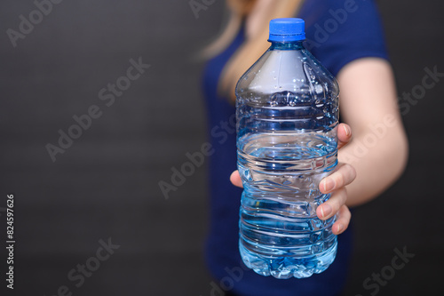 Butelka wody mineranej do picia w dłoni, gasić pragnienie