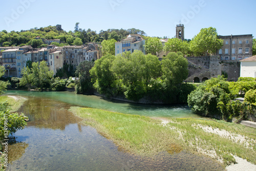 Vue générale du village de Sauve dominant la rivière Le Vidourle