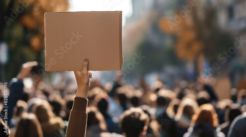 Uma pessoa segurando uma placa de papelão vazia na frente de uma multidão