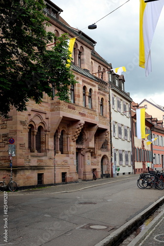 Ordinariat in Freiburg mit Flaggen
