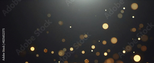 抽象的な豪華なゴールドの背景に金の粒子。キラキラのビンテージ ライトの背景。クリスマスの黄金の光は、暗い背景に粒子のボケ味を輝かせます。金箔のテクスチャです。