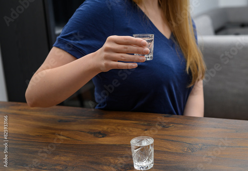 Młoda kobieta pije alkohol wódkę 