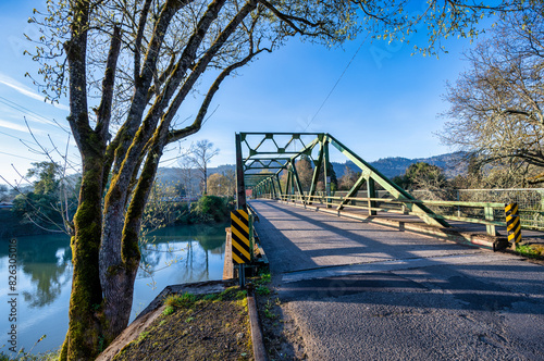 Umpqua River running through Roseburg, Oregon, USA.