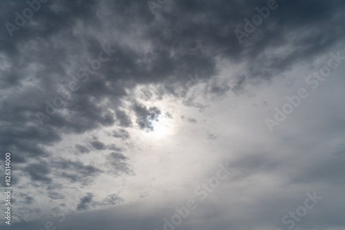 分厚い雲の隙間から差し込む太陽