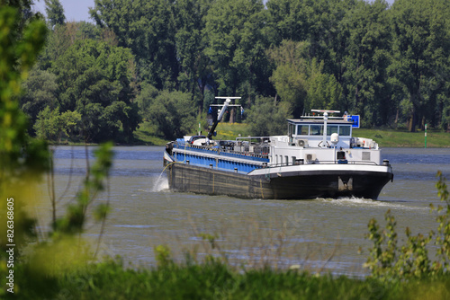 Frachtschiff auf dem Rhein