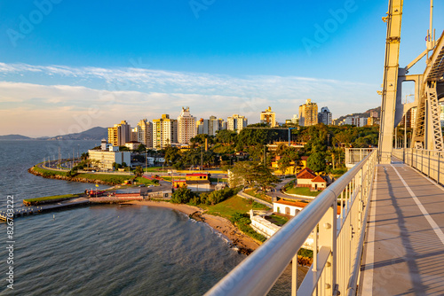 luz do pôr-do-sol batendo na ponte Hercílio Luz de Florianópolis, Santa Catarina, Brasil Florianopolis