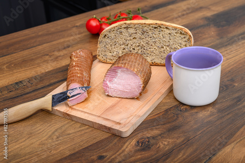 Chleb z wędliną domową na śniadanie, składniki leżą na kuchennym blacie 