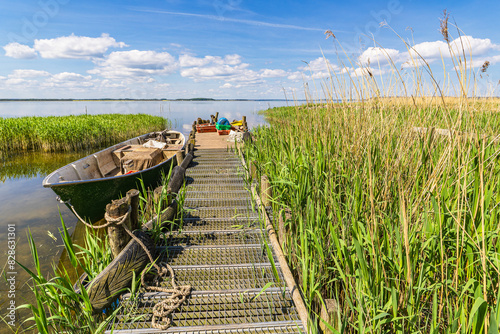 Steg mit Fischerboot am Achterwasser bei Warthe auf der Insel Usedom