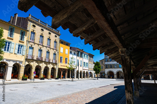 Immeubles anciens autour de la place centrale de l’ancienne bastide royale de Revel