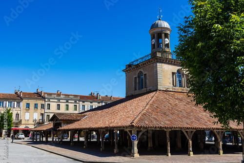 Halle centrale et son beffroi de l’ancienne bastide royale de Revel