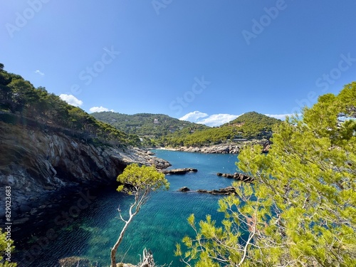 Cala Aiguafreda, wunderschöne Bucht mit türkisfarbenem Wasser des Mittelmeers zwischen Sa Tuna und Sa Riera, Wanderweg Camí de Ronda, Urlaub, Begur, Costa Brava, Katalonien, Girona, Spanien