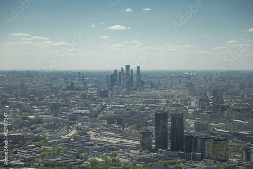 Panorámica de la ciudad moderna: Impresionante vista aérea de rascacielos y edificios