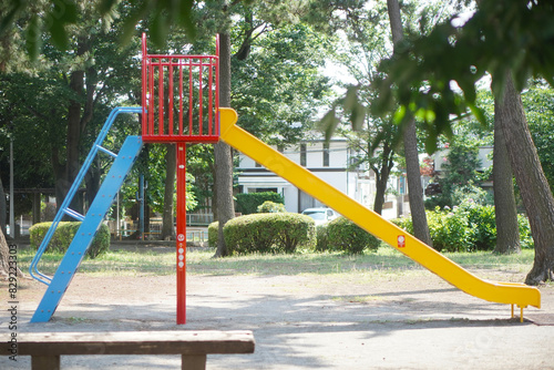 誰もいない公園のカラフルな滑り台