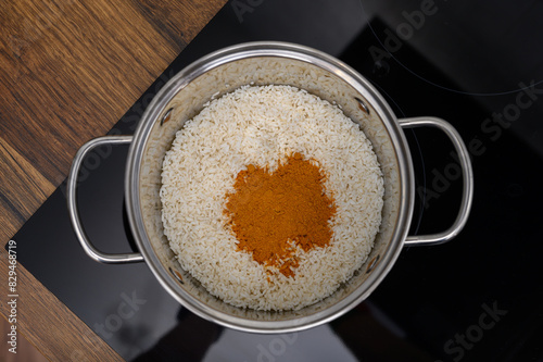 Ryż basmati posypany mieszanka przypraw garam masala w garnku