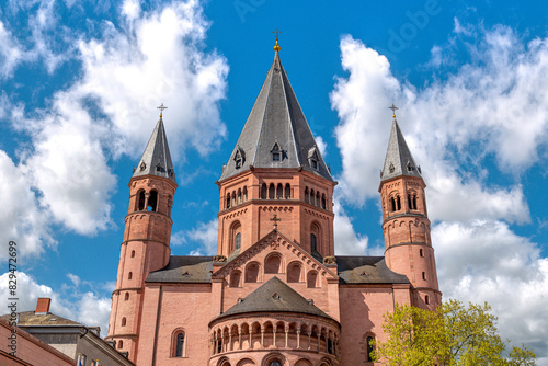 Die Ostfassade des Mainzer Doms mit Flankentürmen Ostchor, Vierungsturm bei schönem, sonnigem Wetter