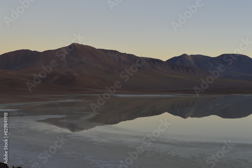 Amanhecer com reflexo da montanha na água