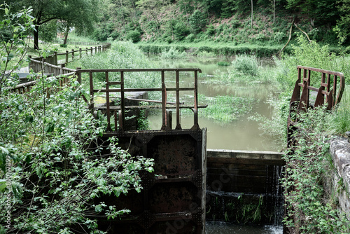 Vieille écluse abandonnée dans un canal oublié