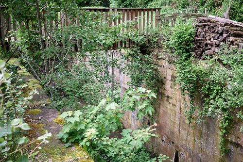 Vieille écluse abandonnée dans un canal oublié