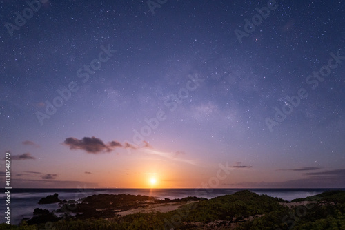Moonrise Over the Sea with Milky Way，Stargazing in Honolulu, Oahu, Hawaii. May
