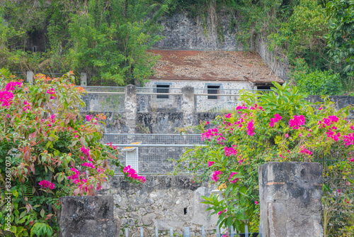 Ruines des bureaux du génie des ponts et chaussées à Saint-Pierre en Martinique, après l'éruption du volcan de la montagne Pelé en 1902.