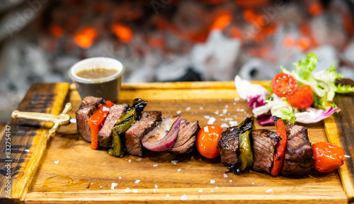 Pincho de carne asada a las brasas con verduras