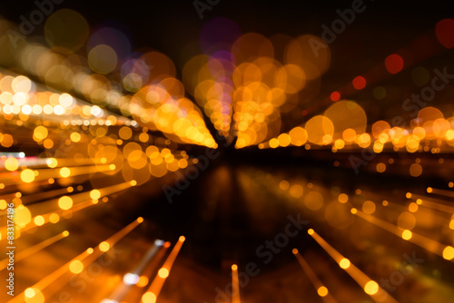 Światła ulicy w nocy rozmazane żółte smugi oświetlenia ulicznego w mieście 