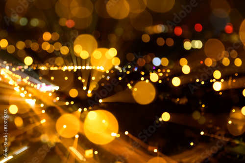Uliczne żółte światła miasta w nocy w dużym rozmytym bokehu