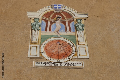 Cadran solaire portant une devise en provençal signifiant "Comment veux-tu voir le fond de l'eau si tu ne fais que la remuer", ville de Embrun, département des Hautes Alpes, France