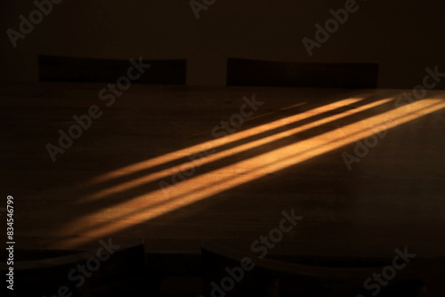 リビングのテーブルに差し込む朝の光
