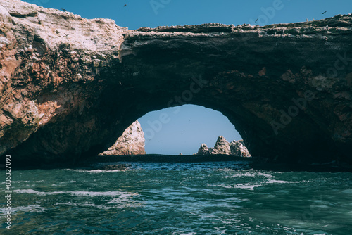 túnel en la mitad de una isla de peru