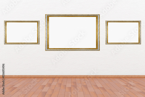 Cornici, quadri vuoti in mostra su muro bianco. Trè cornici con spazio vuoto per inserimento di testo o immagini. Cornici argento e oro.