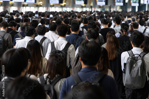 朝に出勤する女性の後ろ姿