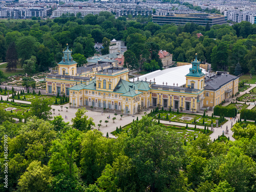 Pałac w Wilanowie, perła architektury barokowej. Widok z drona