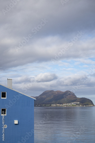 Niebieski budynek na wybrzeżu Norwegii, Alesund