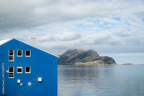 Niebieski budynek na wybrzeżu Norwegii, Alesund