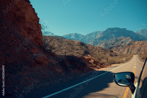 Viaje en automóvil por la ruta en el norte de Argentina