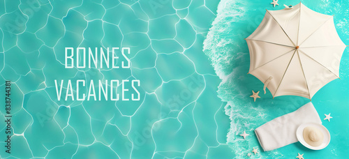 transat et parasol en tissu blanc avec un chapeau et une serviette, dans une eau turquoise, symbolisant les vacances à la mer l'été. Texte en français "Bonnes vacances" avec Espace négatif copyspace