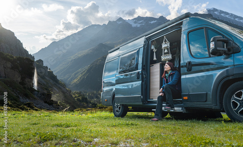 Camperin mit ihrem van in der Landschaft