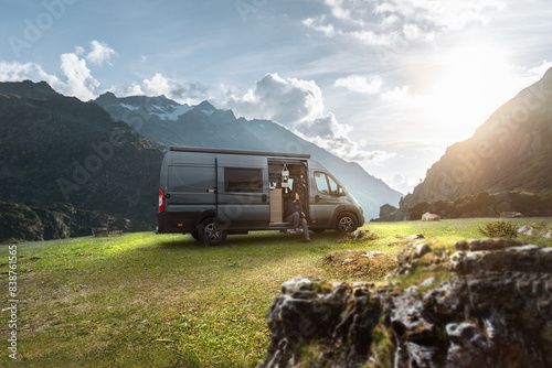 Camperin mit ihrem Van genießt ihr Freiheit 