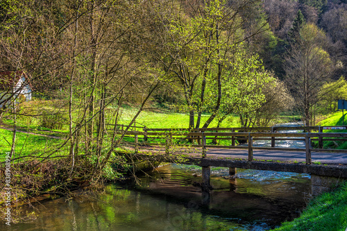 Holzbrücke über Fluss in der Fränkischen Schweiz, Deutschland