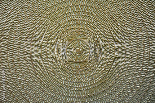 koło, ażurowy wzór, złota podkładka na stół, wzór mandala, gold table mat, mandala pattern, Decorative Doily, Gold table mat surface as background, closeup 