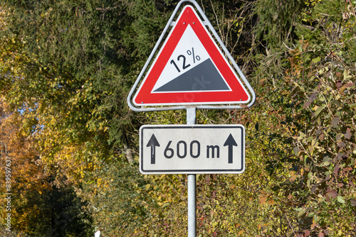 Verkehrszeichen warnt vor Steigung