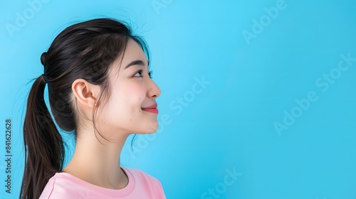 遠くを見つめる笑顔の日本人女性の横顔
