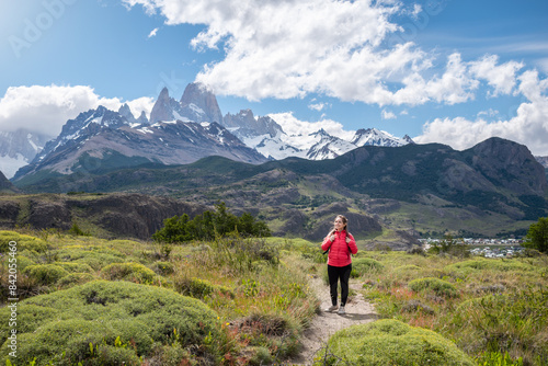 Mujer explorando los alrededores de El Chalten, en la Patagonia Argentina